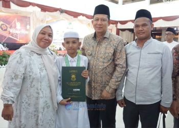 Ribuan Mata Saksikan Momen Haru Wisuda Akbar Darul Arifin, Bupati Muaro Jambi BBS: Pesantren Benteng Moral Generasi Bangsa