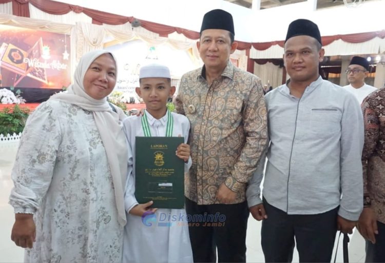 Ribuan Mata Saksikan Momen Haru Wisuda Akbar Darul Arifin, Bupati Muaro Jambi BBS: Pesantren Benteng Moral Generasi Bangsa
