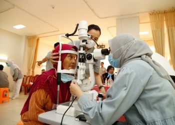 Menyalakan Kembali Harapan, 209 Pasien Jalani Operasi Katarak Tzu Chi Sinar Mas di Jambi