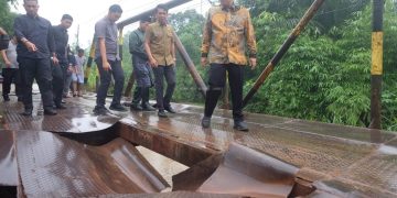 Bupati Muaro Jambi Bambang Bayu Suseno, Tinjau Jembatan Air Hitam yang Mengalami Kerusakan di Desa Kebun IX
