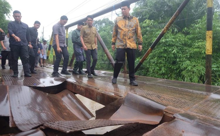 Bupati Muaro Jambi Bambang Bayu Suseno, Tinjau Jembatan Air Hitam yang Mengalami Kerusakan di Desa Kebun IX