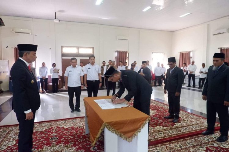 Wakil Bupati Kabupaten Muaro Jambi, Junaidi H Mahir, Lantik dan Ambil Sumpah Jabatan 4 Pejabat Administrator dan Pengawas di Lingkungan Pemkab Muaro Jambi